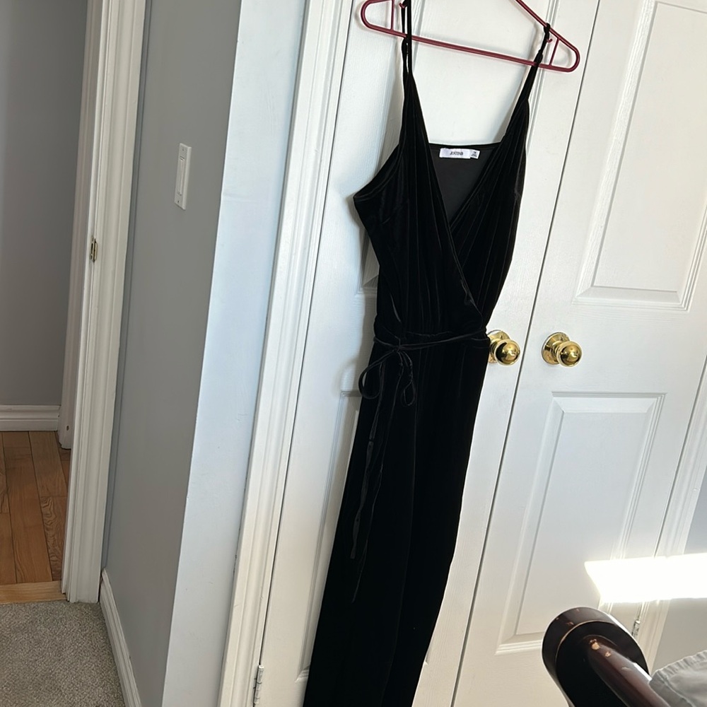 Like new romper. Dress it up or down. Light and perfect for all occations.